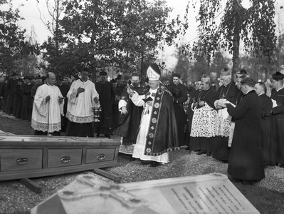 129999 Afbeelding van de begrafenis van aartsbisschop mgr. H. van de Wetering op de R.K. begraafplaats St. Barbara ...